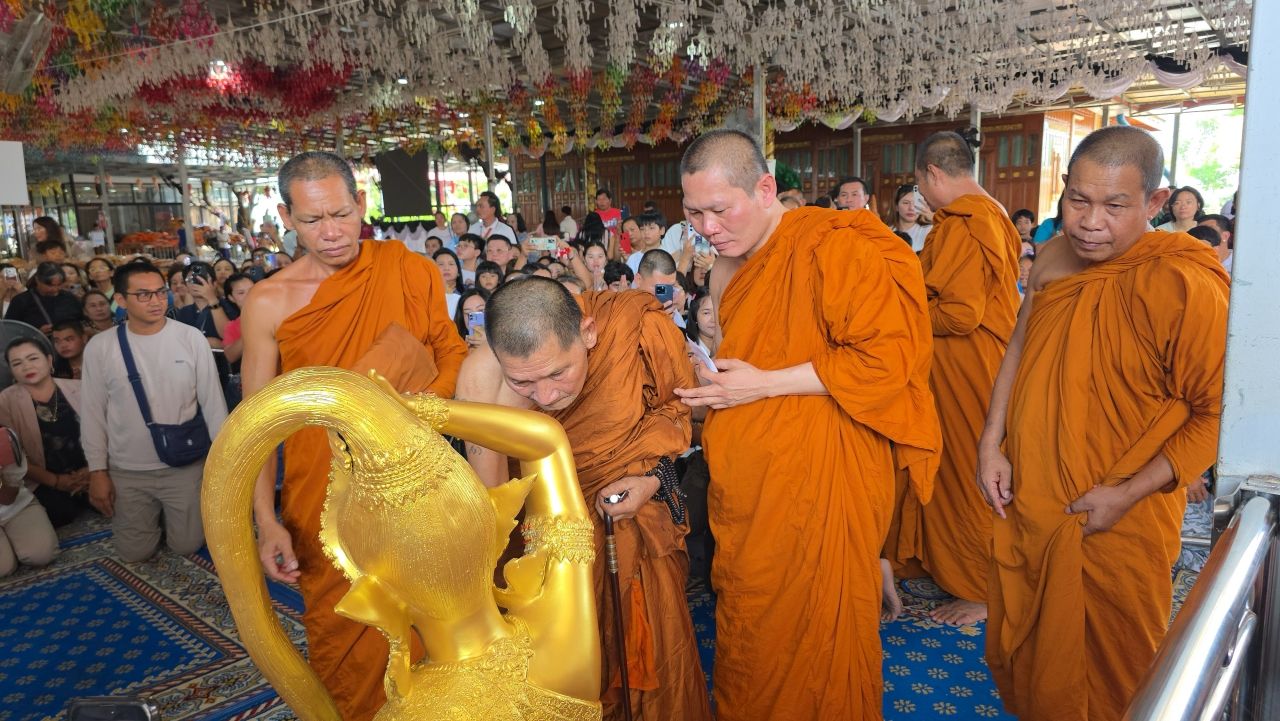 นางฐิตาพร ถวายปัจจัยหลวงปู่ศิลา