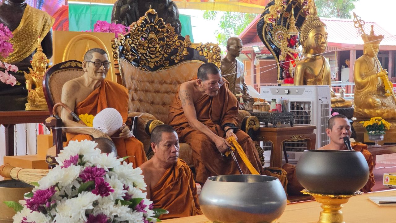 ลูกศิษย์แห่กราบหลวงปู่ศิลา วัดสวนธรรมปีติ