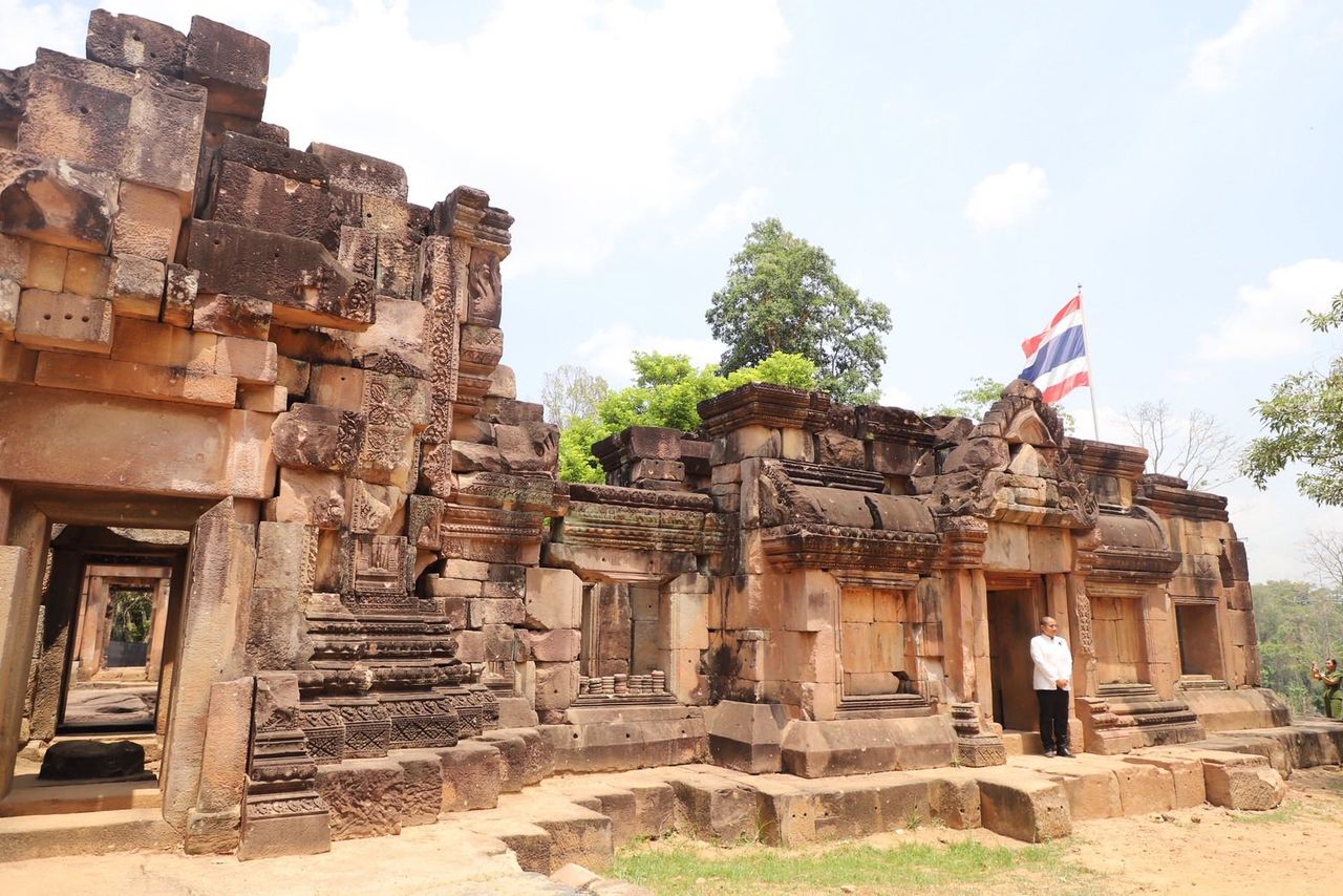 ภาพ “บิ๊กดุลย์-ซาบีดา” ร่วมพิธีบวงสรวงอนุสาวรีย์วีรบุรุษปราสาทตาควาย รำลึกวีรชนป้องอธิปไตย
