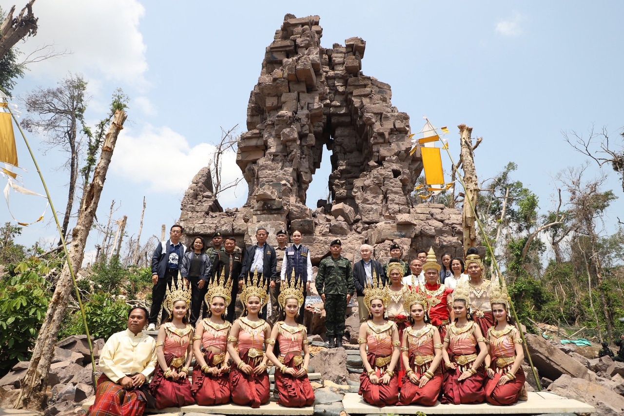 ชาวบ้านร่วมพิธี “บิ๊กดุลย์-ซาบีดา” ที่ปราสาทตาควาย