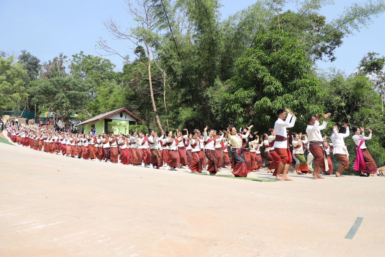 วางพวงมาลาถวายอนุสาวรีย์วีรบุรุษปราสาทตาควาย
