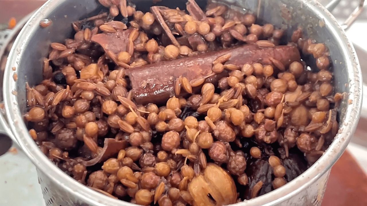 รวมทุกสมุนไพรบรรจุลงกระปุก ก่อนนำไปตุ๋น