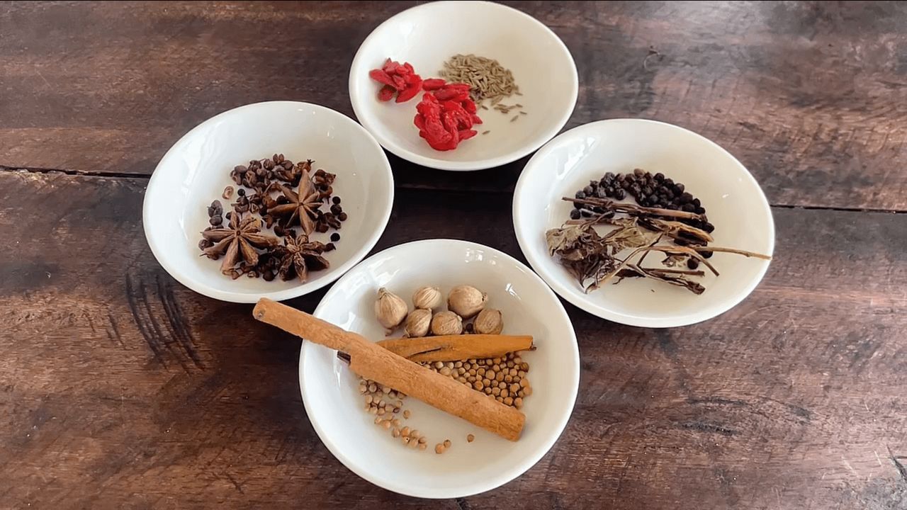 รวมสมุนไพรจีนก่อนมาเป็นขาหมูหยิน-หยาง