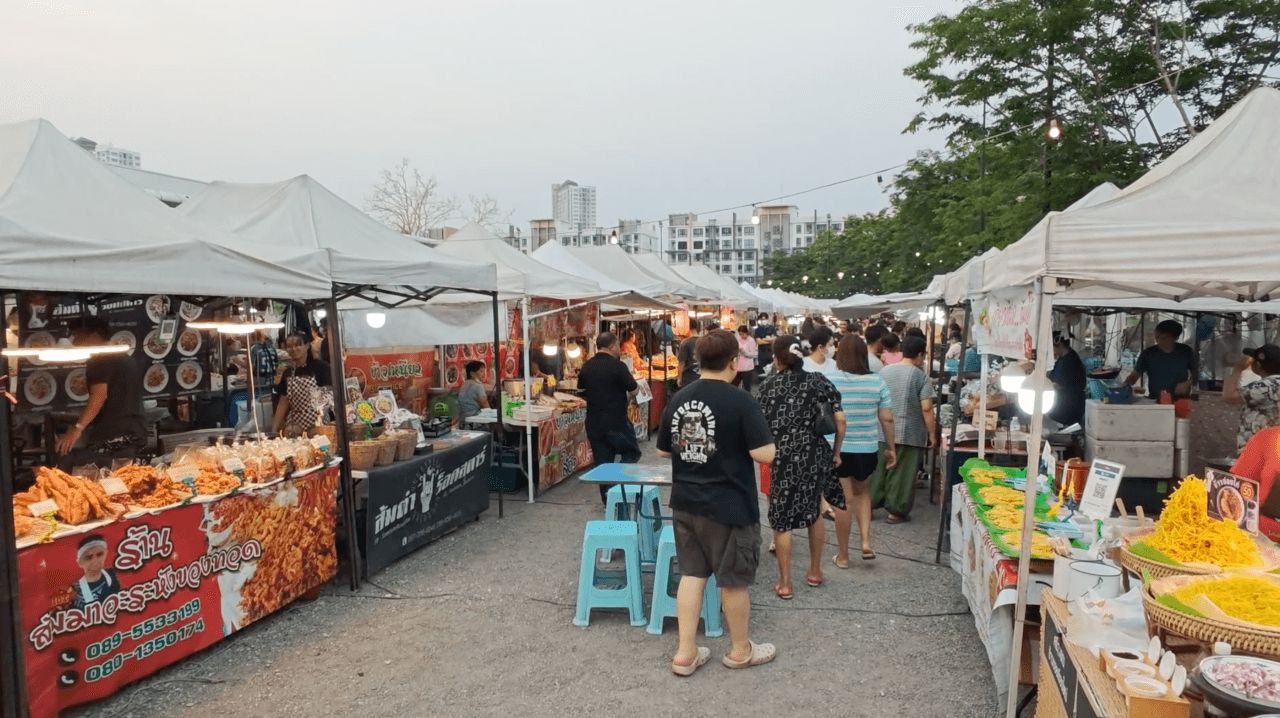 ตลาดนัดคึกคัก คนละครึ่งพลัส