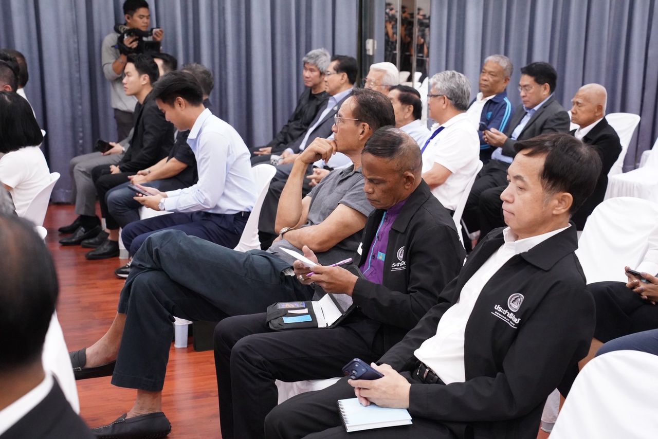 สมาชิกพรรคประชุมออนไลน์