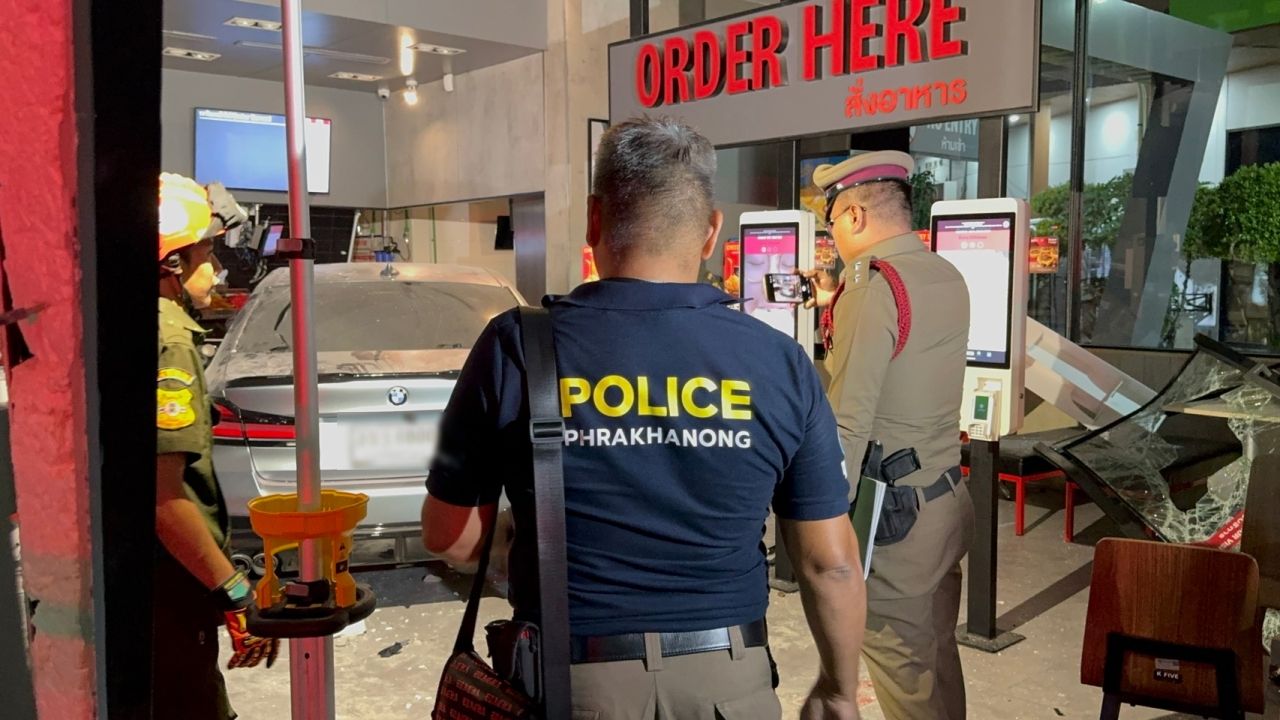 รถเก๋งบีเอ็มฯ พุ่งชนร้าน KFC