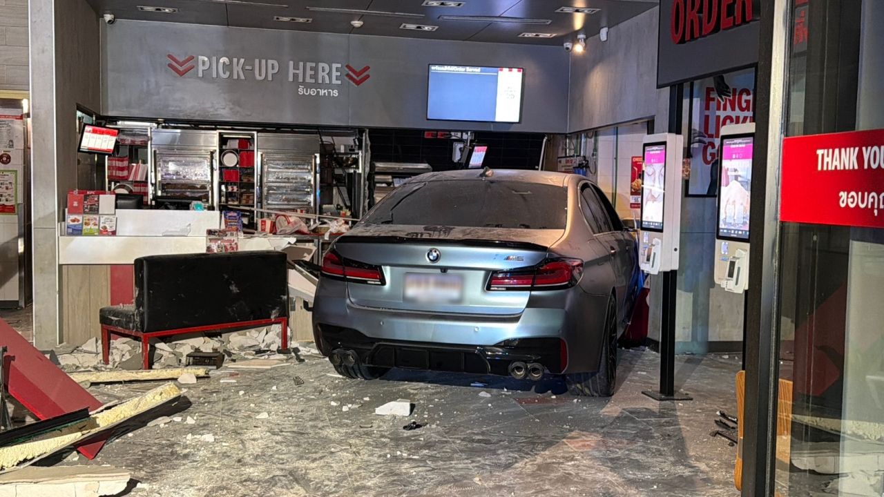 ภาพเหตุการณ์รถชนร้าน KFC ในปั๊มน้ำมัน