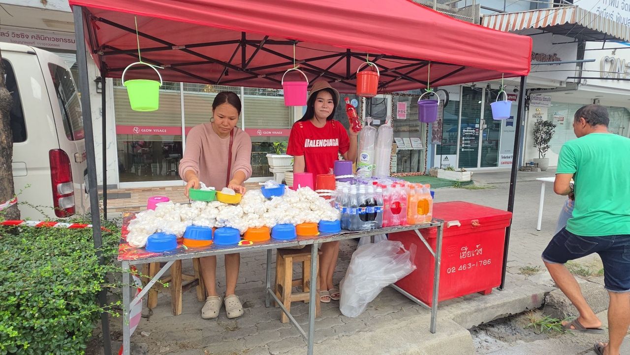 ชาวบ้านจับจองพื้นที่สงกรานต์พระประแดง 2569