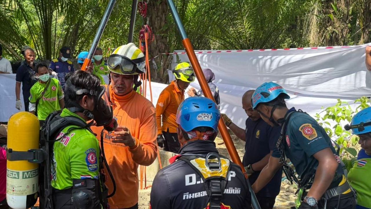 เจ้าหน้าที่กู้ภัยช่วยเหลือจากบ่อน้ำ