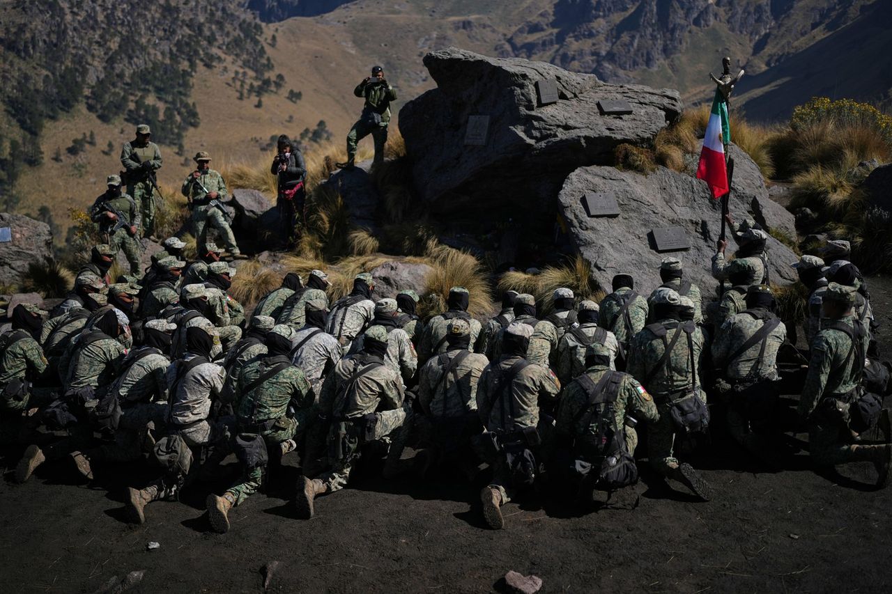 ทหารเม็กซิกันทำพิธีตามความเชื่อก่อนเริ่มฝึก ภาพ:AP Photo/Eduardo Verdugo