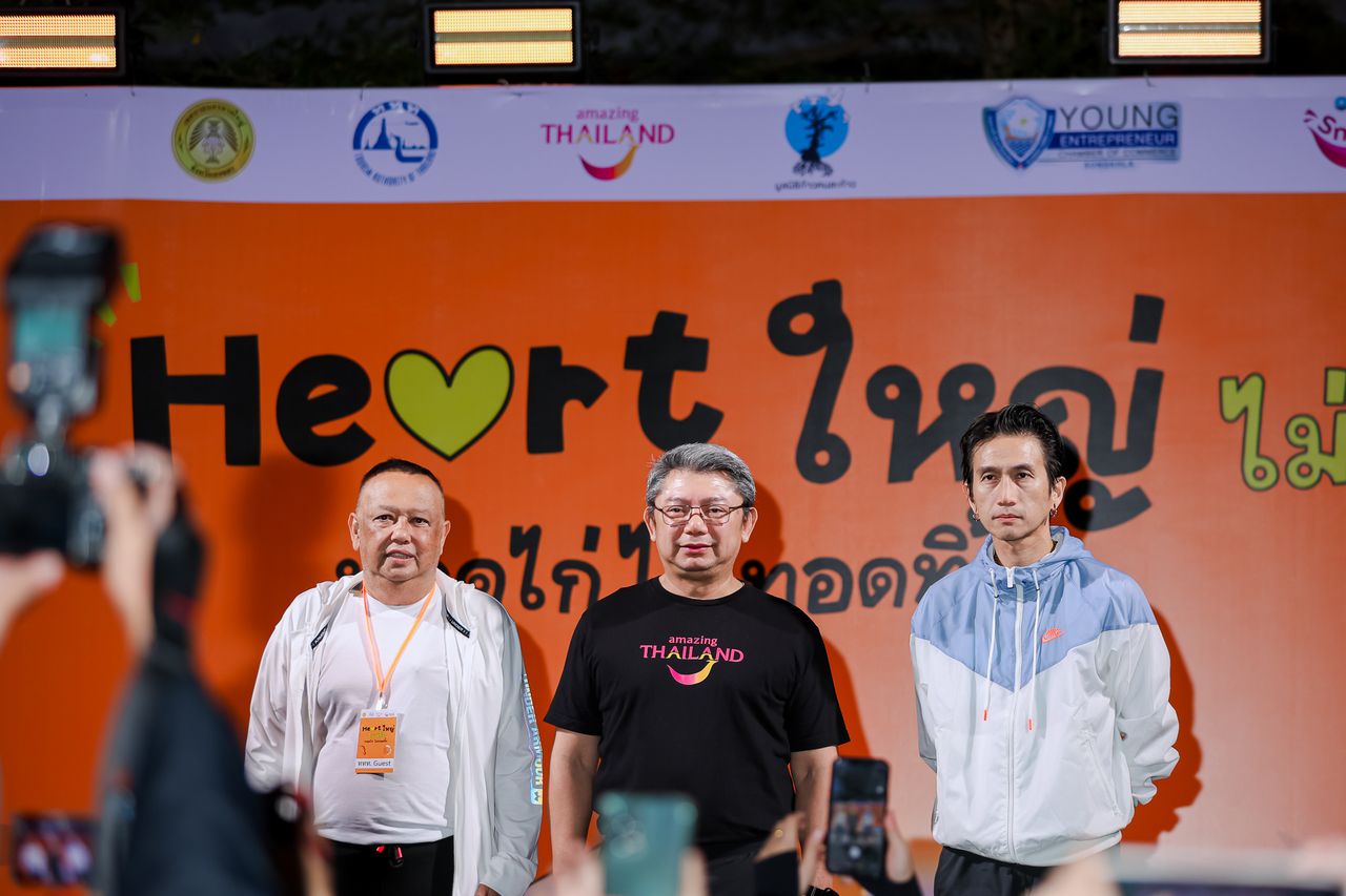 นิธี สีแพร รองผู้ว่าการด้านสื่อสารการตลาด ททท. (ตรงกลางจากภาพ)