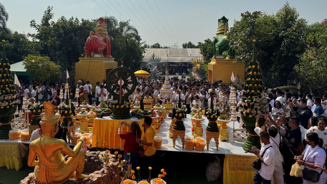 ลูกศิษย์ร่วมพิธีเดินสะพานบุญ