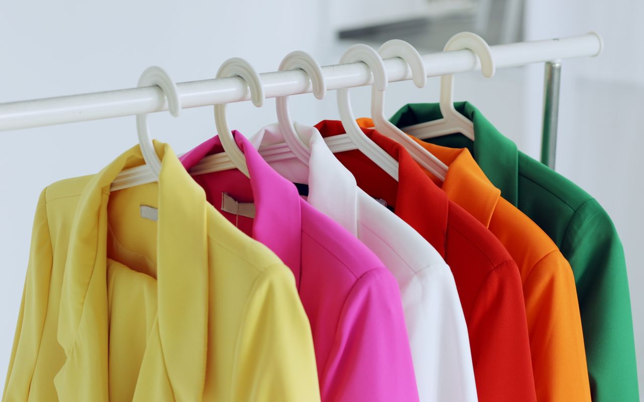 อัปเดตสีเสื้อมงคลเดือนกุมภาพันธ์ 2569 เลือกใส่เสื้อสีมงคลประจำวัน เสริมดวงเฮงตลอดเดือน