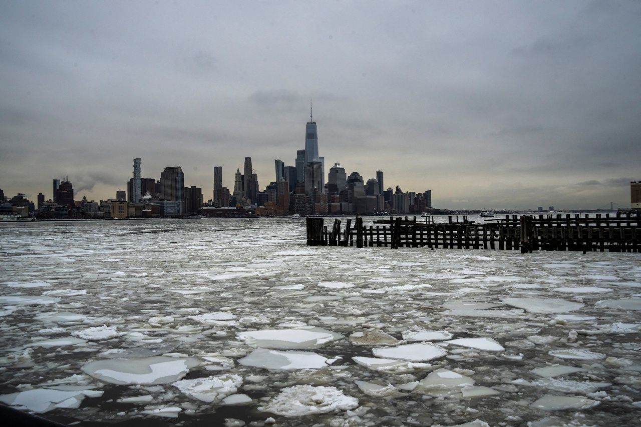 ภาพวิวตึกวันเวิลด์เทรดเซ็นเตอร์และย่านแมนแฮตตันตอนล่างในนครนิวยอร์ก กับแม่น้ำฮัดสันที่ปกคลุมไปด้วยน้ำแข็ง