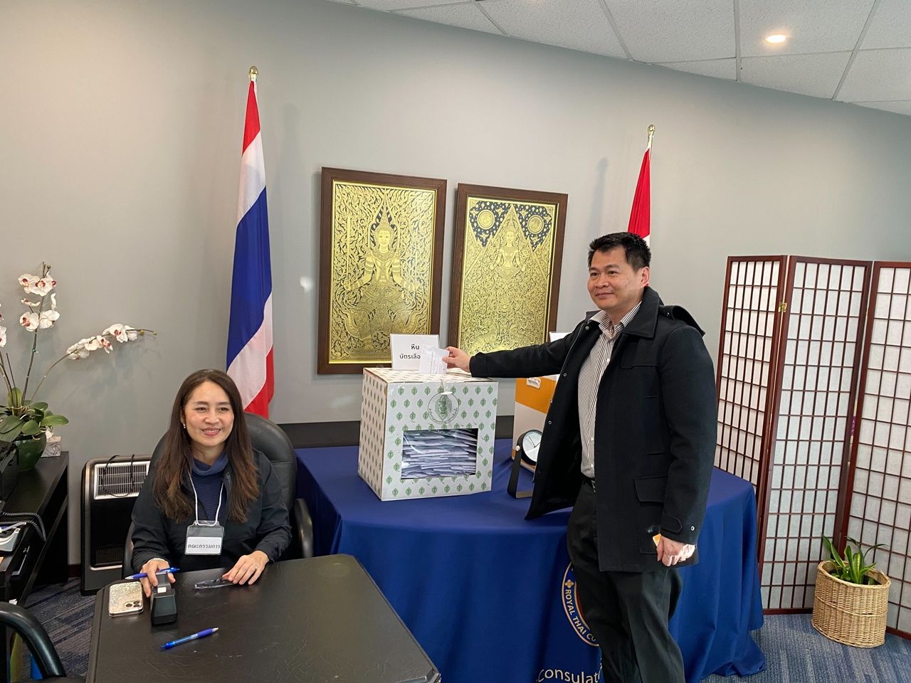 นายจุมพฏ ฉวาง รองกงสุลใหญ่ รักษาราชการแทนกงสุลใหญ่ นครแวนคูเวอร์