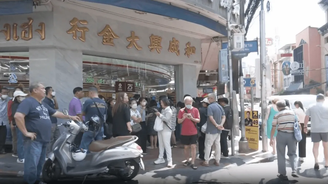 Chợ vàng Yaowarat trở nên hỗn loạn khi người dân xếp hàng mua bán vàng sau khi giá tăng vọt 3.700 baht, vượt mốc 80.000 baht.