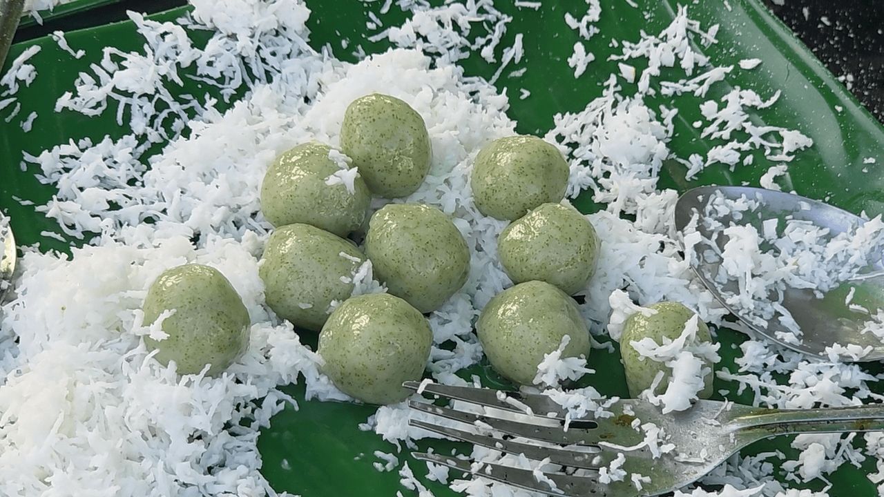 ของหวานกินเล่นที่ประยุกต์ขนมโคกับไข่ผำเข้าด้วยกัน