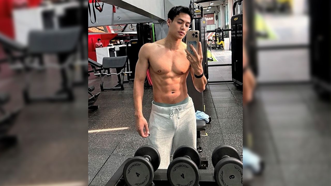 อากาศมันร้อน...น ปอ–อรรณพ  เข้ายิมปั้นหุ่น ปั้น “ร่างทอง” ต่อ แต่พอจะเช็กอินเลยต้องถอดเสื้อ เอ๊ย อวด “ซิกซ์ แพ็ก” เน้นๆไปเลย...โอ้ย ไม่รู้จะโฟกัสตรงไหนก่อนดี แหะๆ.