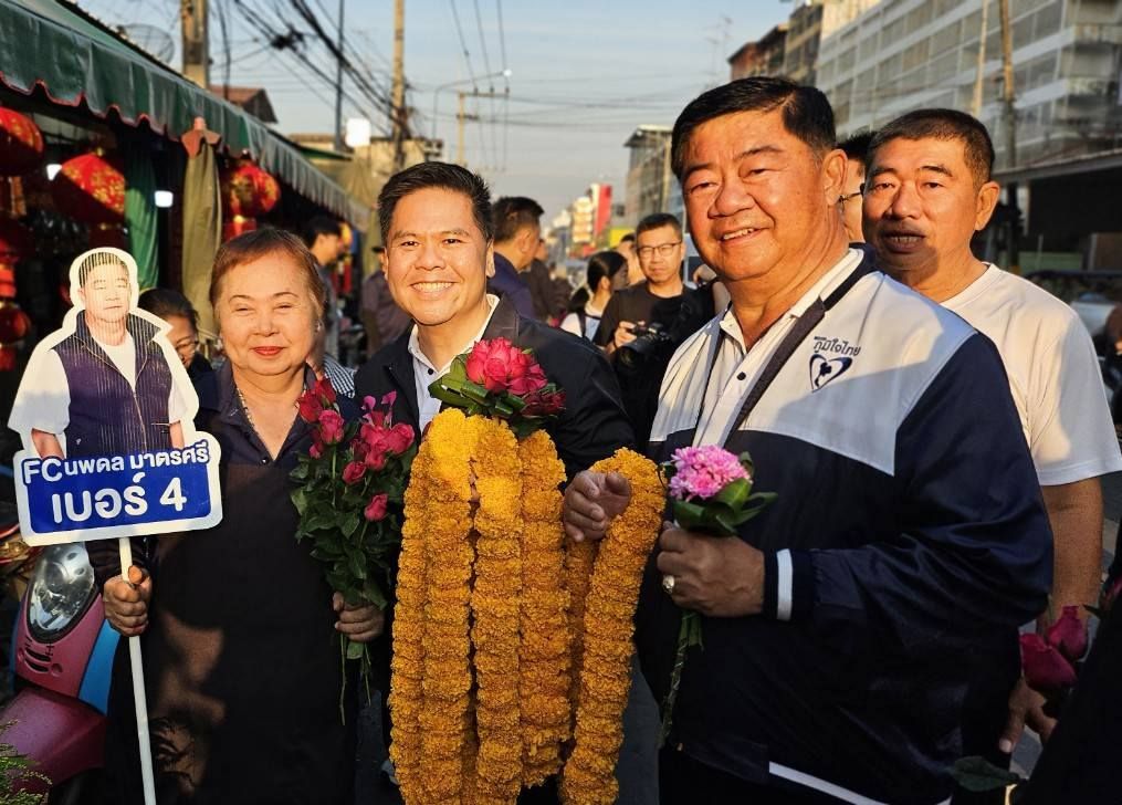 นายนพดล มาตรศรี พรรคภูมิใจไทย (คนขวา) 