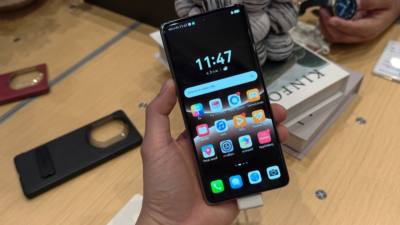 HUAWEI Mate X7 มีให้เลือก 2 สี ได้แก่ สีแดง Nebula Red และสีดำ ราคา 66,990 บาท 