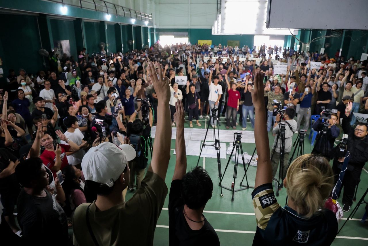 มวลชนชาวชลบุรีร้องให้เกิดการนับคะแนนใหม่