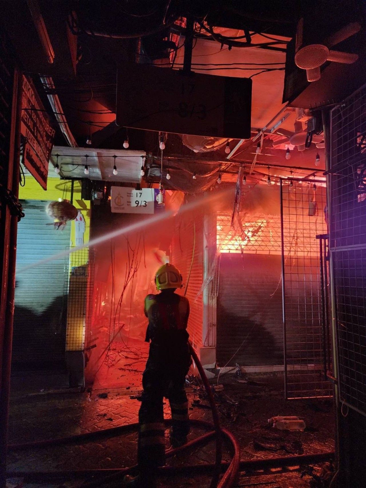 เจ้าหน้าที่ดับเพลิงที่ตลาดนัดจตุจักร