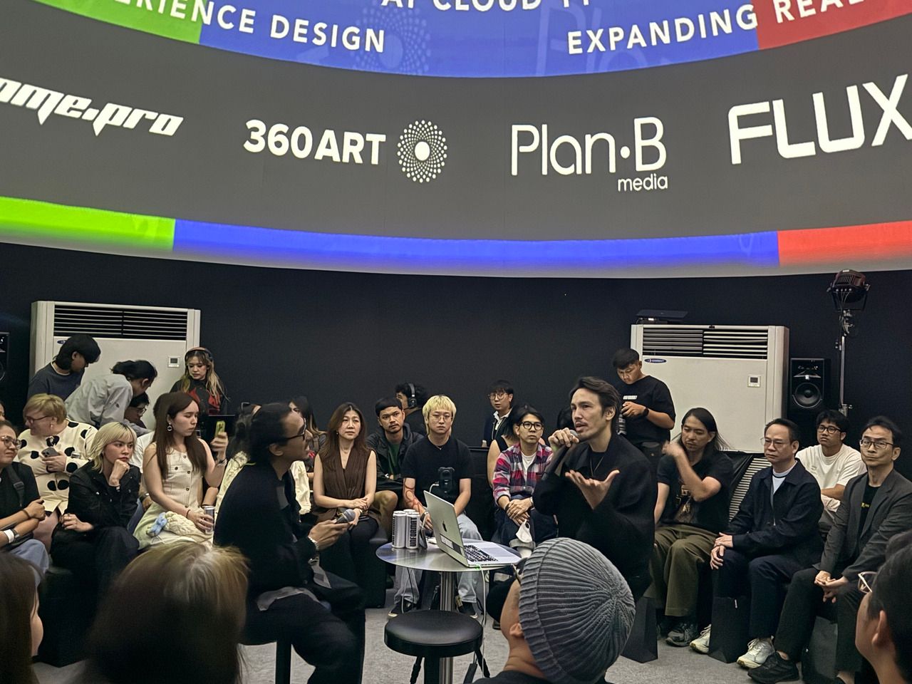 พงศ์ภาสกร กุลถิรธรรม หรือ KOBORED Visual & Lighting Artist และ  Production Partnership แถวหน้าของไทย ผู้ก่อตั้ง บริษัท อันฟอเมท สตูดิโอ จำกัด และพอล สิริสันต์ ประธานเจ้าหน้าที่บริหารโครงการ Cloud 11