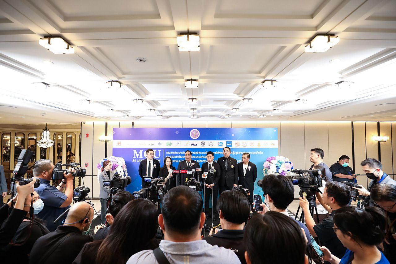 ดร.พันธุ์เพิ่มศักดิ์ อารุณี ให้สัมภาษณ์กับสื่อมวลชนผู้ร่วมในภาพ (จากซ้ายไปขวา) : คุณวิลเลี่ยม จาง จาก บริษัทหัวเว่ย เทคโนโลยี่ (ประเทศไทย) จำกัด, คุณสุวรรณนา เหลืองธรามเหมืองจาก บริษัท อาลีบาบา คลาวด์ (ประเทศไทย) จำกัด, ดร.พันธุ์เพิ่มศักดิ์ อารุณี รองปลัด อว., รศ.ดร.ชลวิทย์ เจียรจิตต์ อธิการบดีมหาวิทยาลัยศรีนครินทรวิโรฒ, รศ.ดร.วุฒิพล ธาราธีรเศรษฐ์ รองอธิการบดี มหาวิทยาลัยศรีนคริทรวิโรฒ, คุณกิตติพงศ์ โชคดีอนันต์ จาก บริษัท พระนคร ยนตรการ จำกัด 