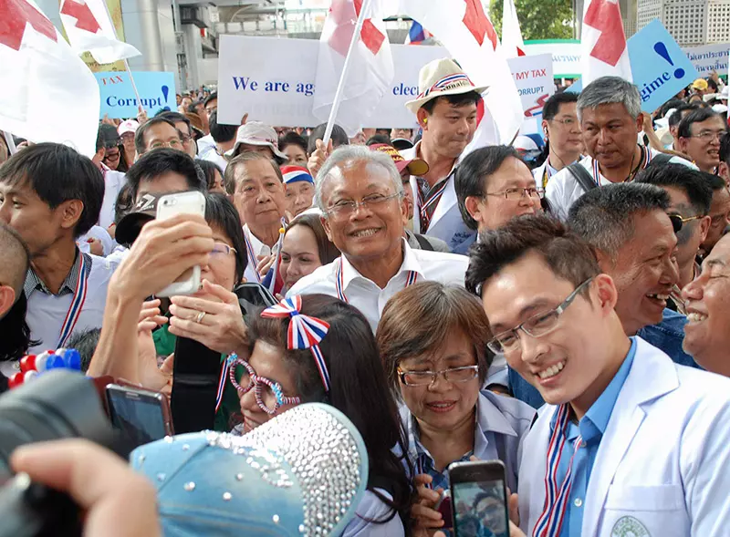 ประมวลภาพ ปรากฏการณ์เสื้อกาวน์แสดงพลัง ปฏิรูปก่อนเลือกตั้ง!