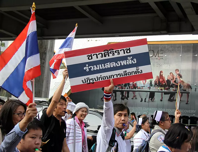 ประมวลภาพ ปรากฏการณ์เสื้อกาวน์แสดงพลัง ปฏิรูปก่อนเลือกตั้ง!