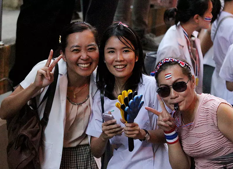 ประมวลภาพ ปรากฏการณ์เสื้อกาวน์แสดงพลัง ปฏิรูปก่อนเลือกตั้ง!