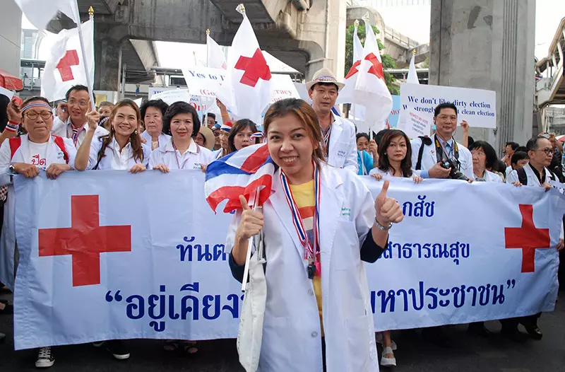 ประมวลภาพ ปรากฏการณ์เสื้อกาวน์แสดงพลัง ปฏิรูปก่อนเลือกตั้ง!