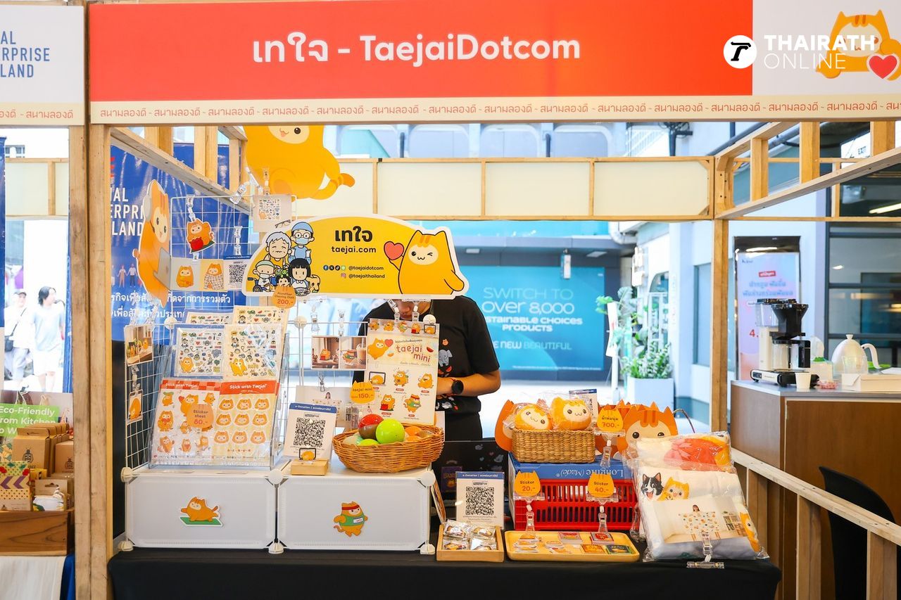 ภายในงานมีสินค้าจากองค์กรสังคมและนิสิตจุฬาฯ