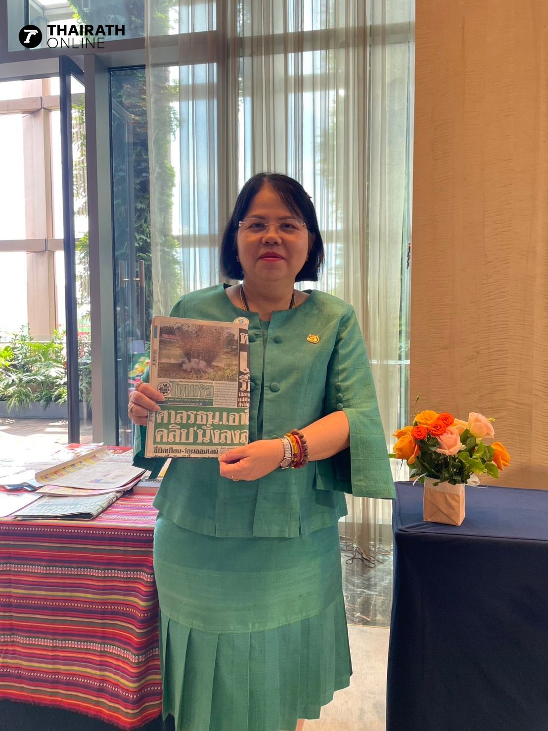 นางสาวภาวีวรรณ นรพัลลภ กงสุลใหญ่ ณ นครคุนหมิง ถือหนังสือพิมพ์ไทยรัฐ