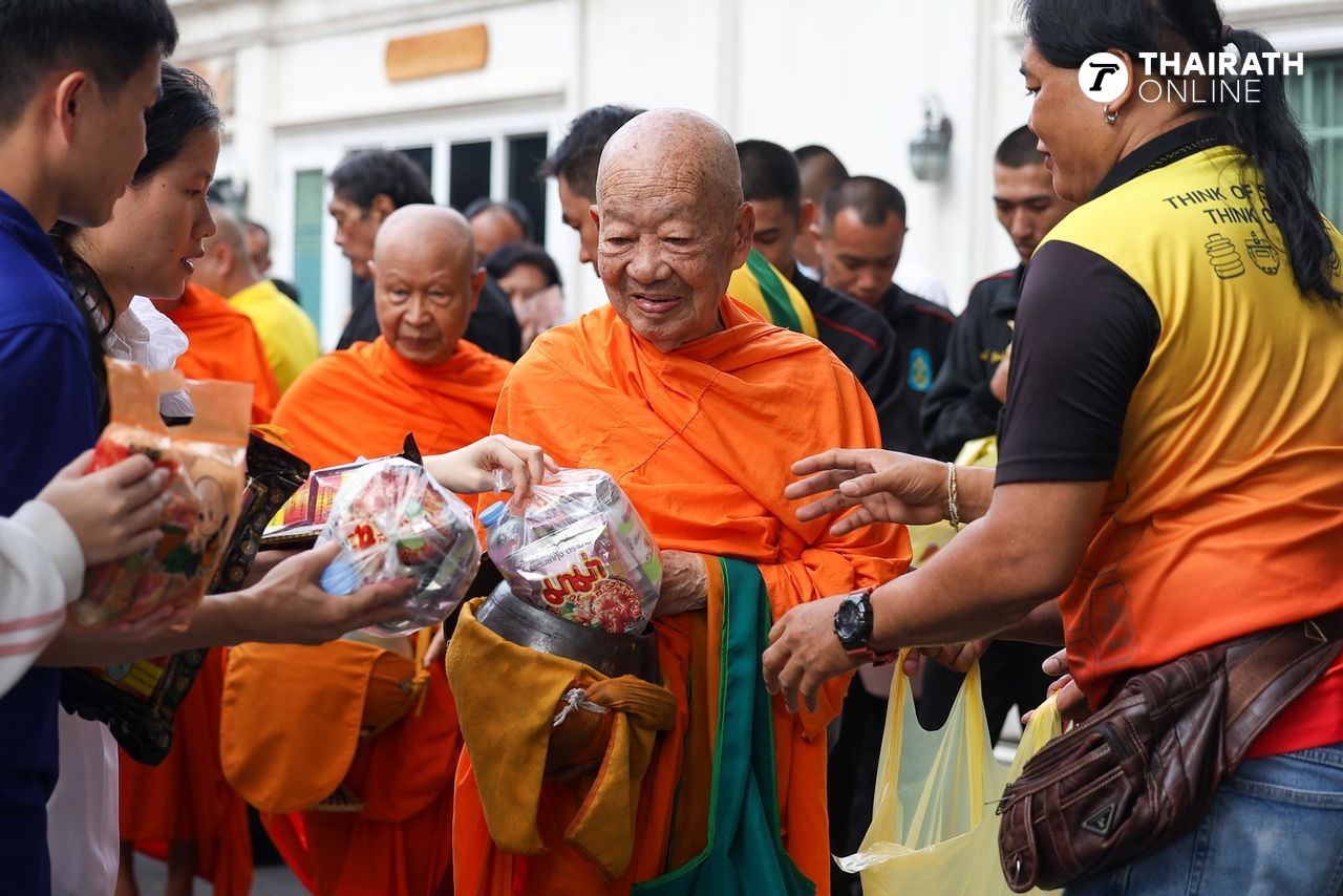 ครอบครัว–นักท่องเที่ยวรวมใจใส่บาตร ก่อนเริ่มเทศกาลนมัสการภูเขาทอง 8 ต.ค.–7 พ.ย.นี้ 