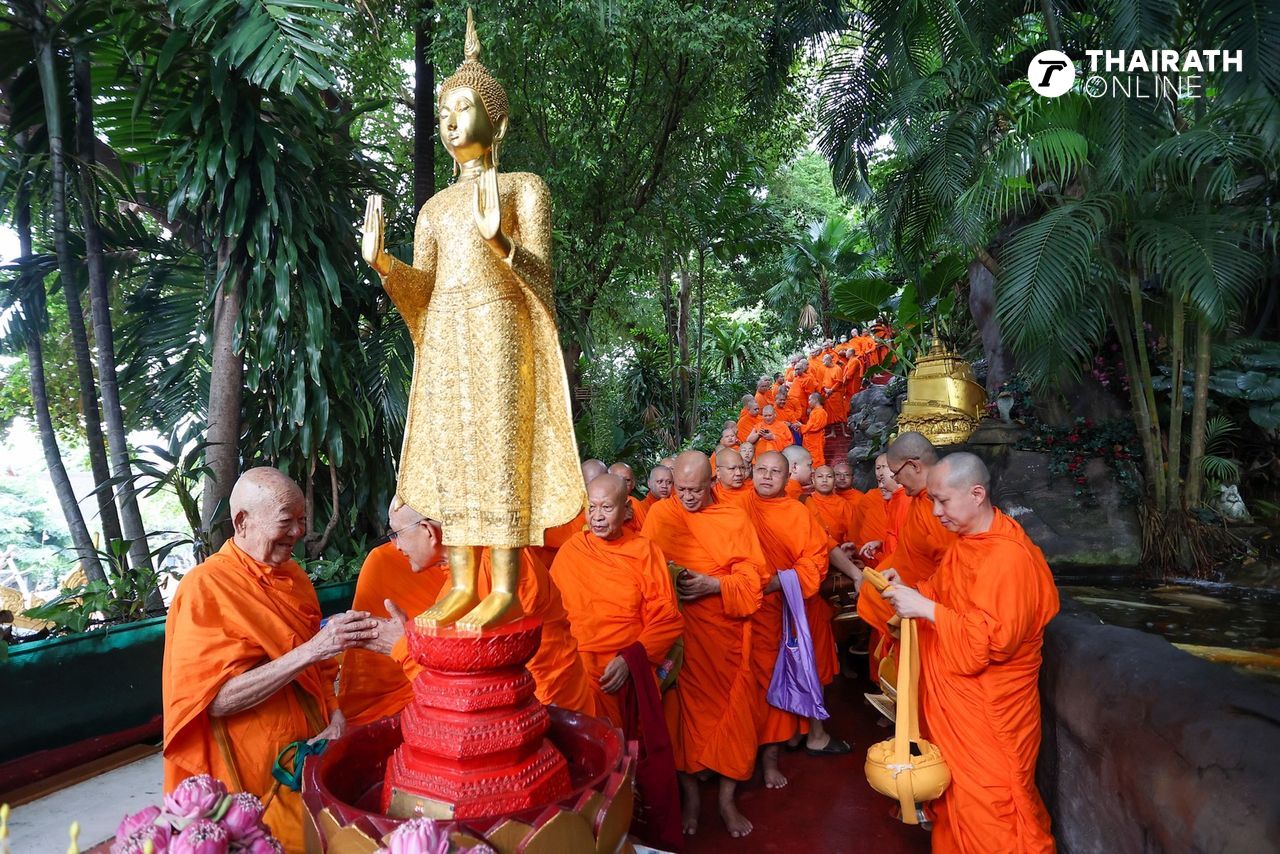 แสงทองยามเช้า ตักบาตรเทโว  “ภูเขาทอง” 2568