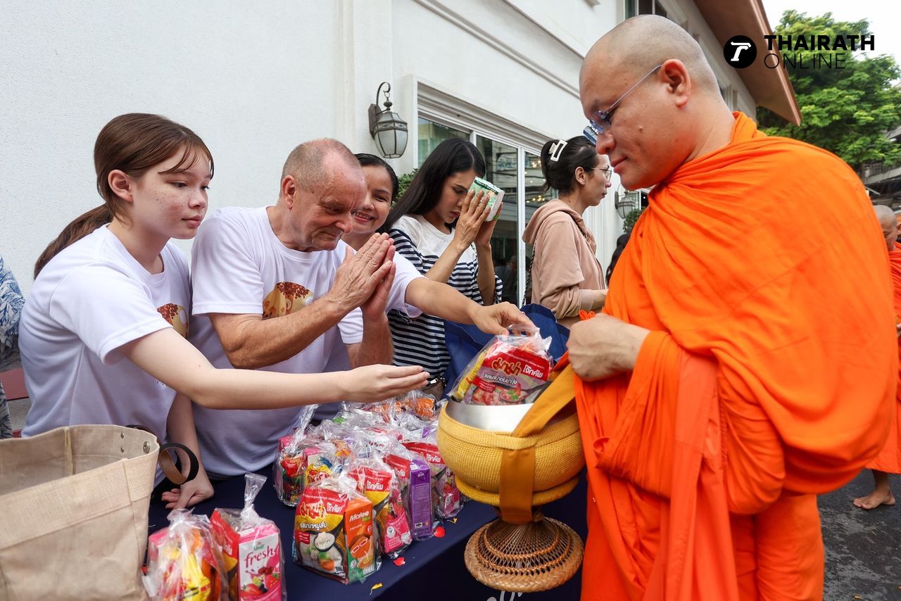 ชาวต่าวชาติมาร่วมตักบาตรด้วย