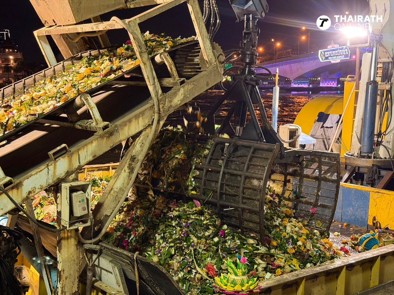 กทม. จัดเก็บขยะกระทงที่บริเวณใต้สะพานพระปกเกล้า