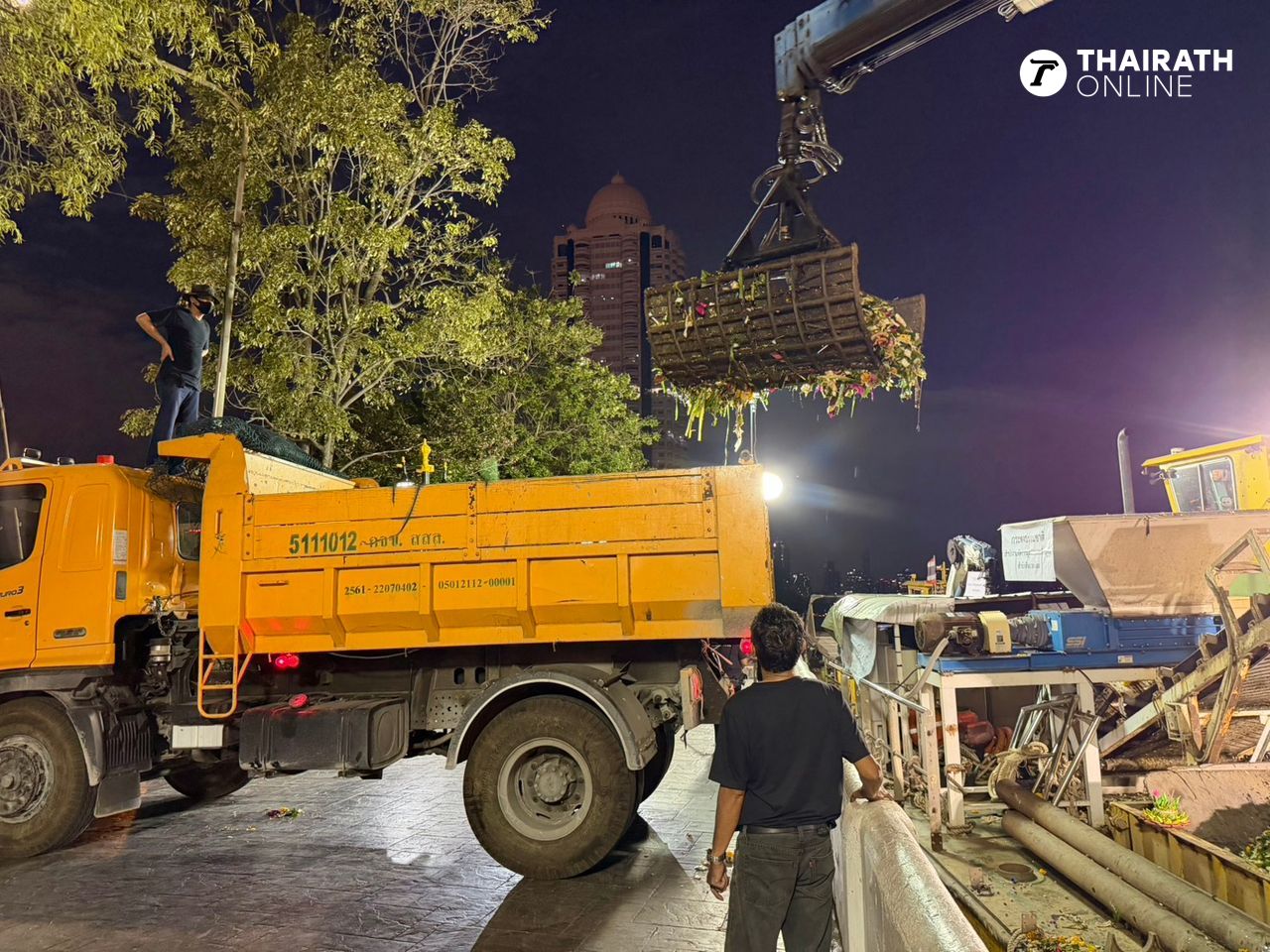 กทม. จัดเก็บขยะกระทงที่บริเวณใต้สะพานพระปกเกล้า