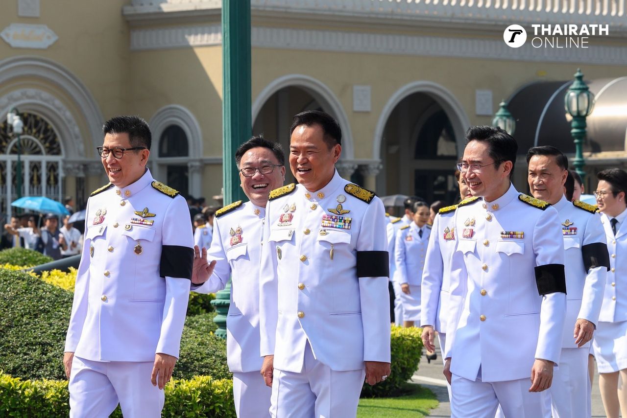นายอนุทิน ชาญวีรกูล นายกรัฐมนตรีและรัฐมนตรีว่าการกระทรวงมหาดไทย นำ ครม. ถ่ายภาพ