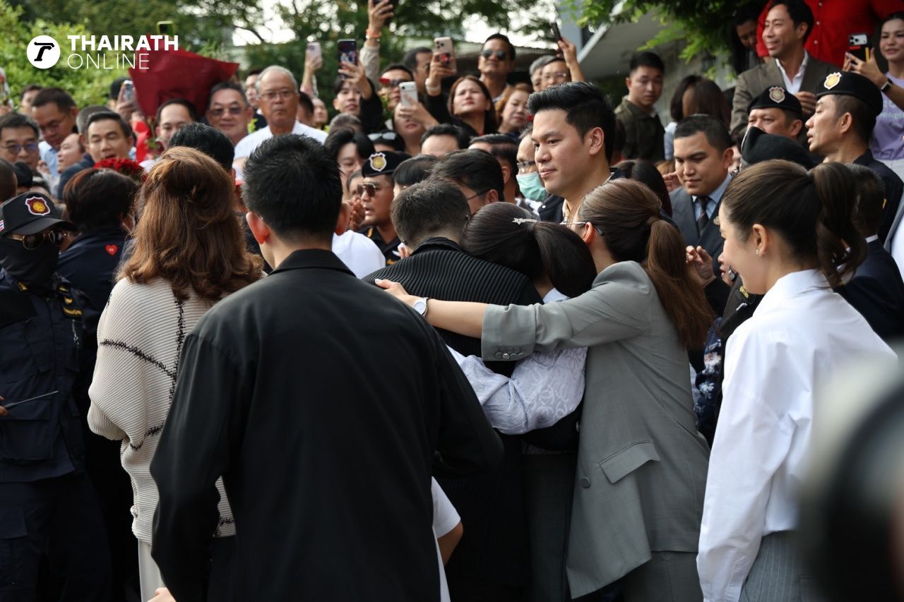 ทักษิณ คืนสู่อิสรภาพพร้อมครอบครัว