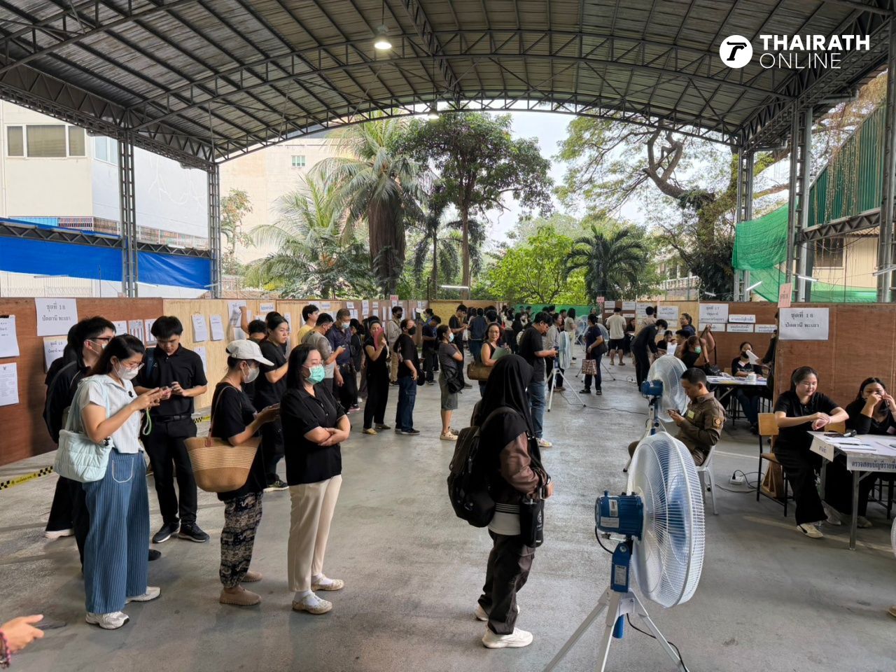 ประชาชนทยอยใช้สิทธิเลือกตั้งล่วงหน้า ที่สำนักงานเขตราชเทวี