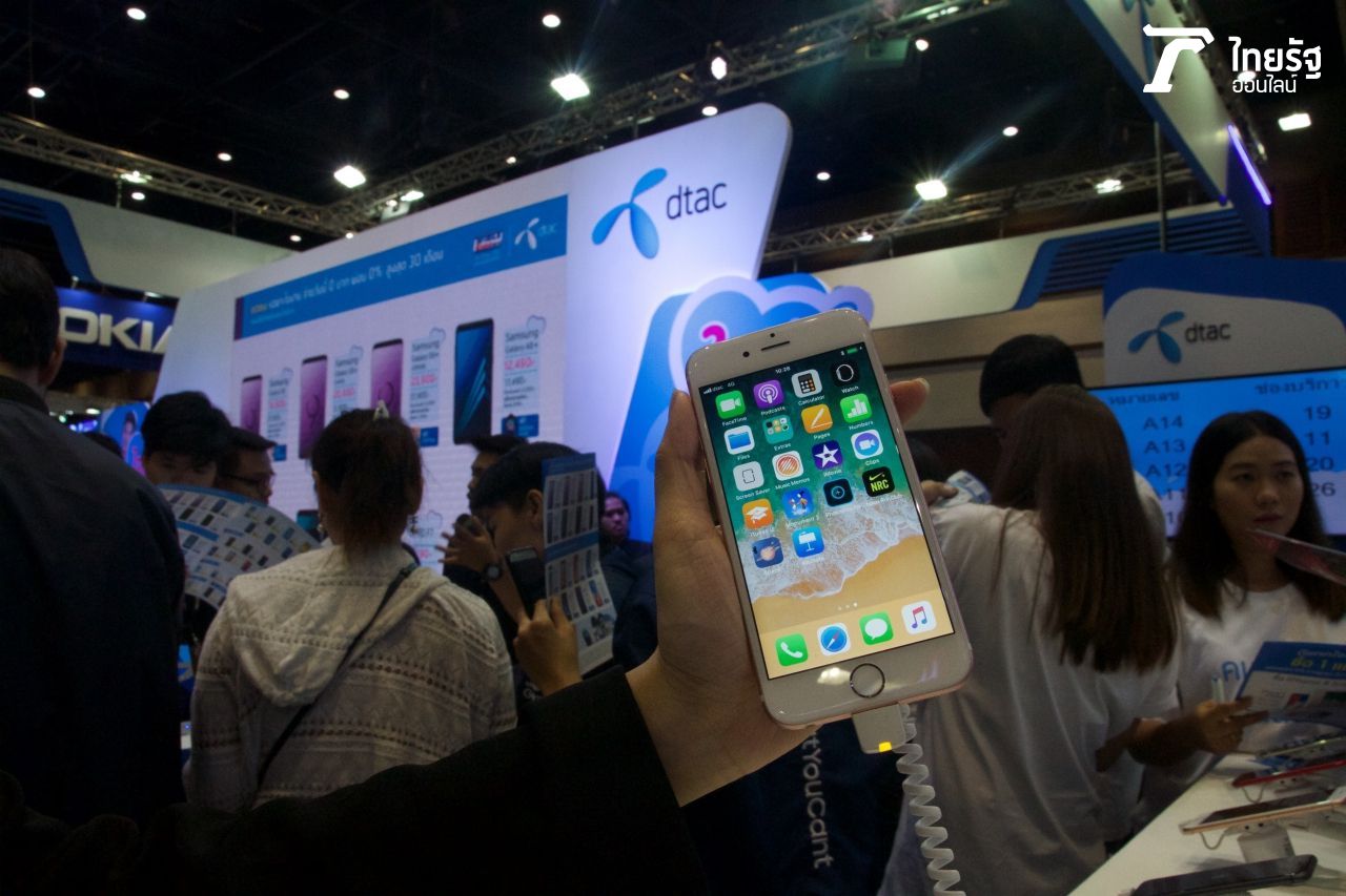 iPhone 6 ที่บูธดีแทคราคาเริ่มต้นที่ 3,500 บาทเท่านั้นแถมยังมีโปรเขย่าโลกอย่าง ซื้อ iPhone X รับฟรี iPad