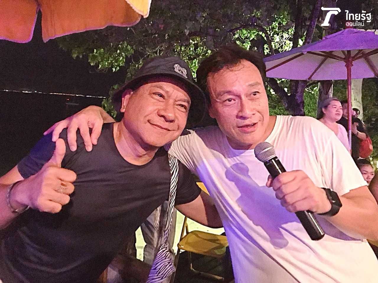 เบิร์ด กุลพงศ์ บุนนาค โดดลงจากเวที แวะมาทักทายอย่างเป็นกันเองกับ คุณอิ่ม วีรศักดิ์ ชุณหจักร กรรมการบริหาร เสม็ดรีสอร์ทกรุ๊ป Samed Resorts Group 