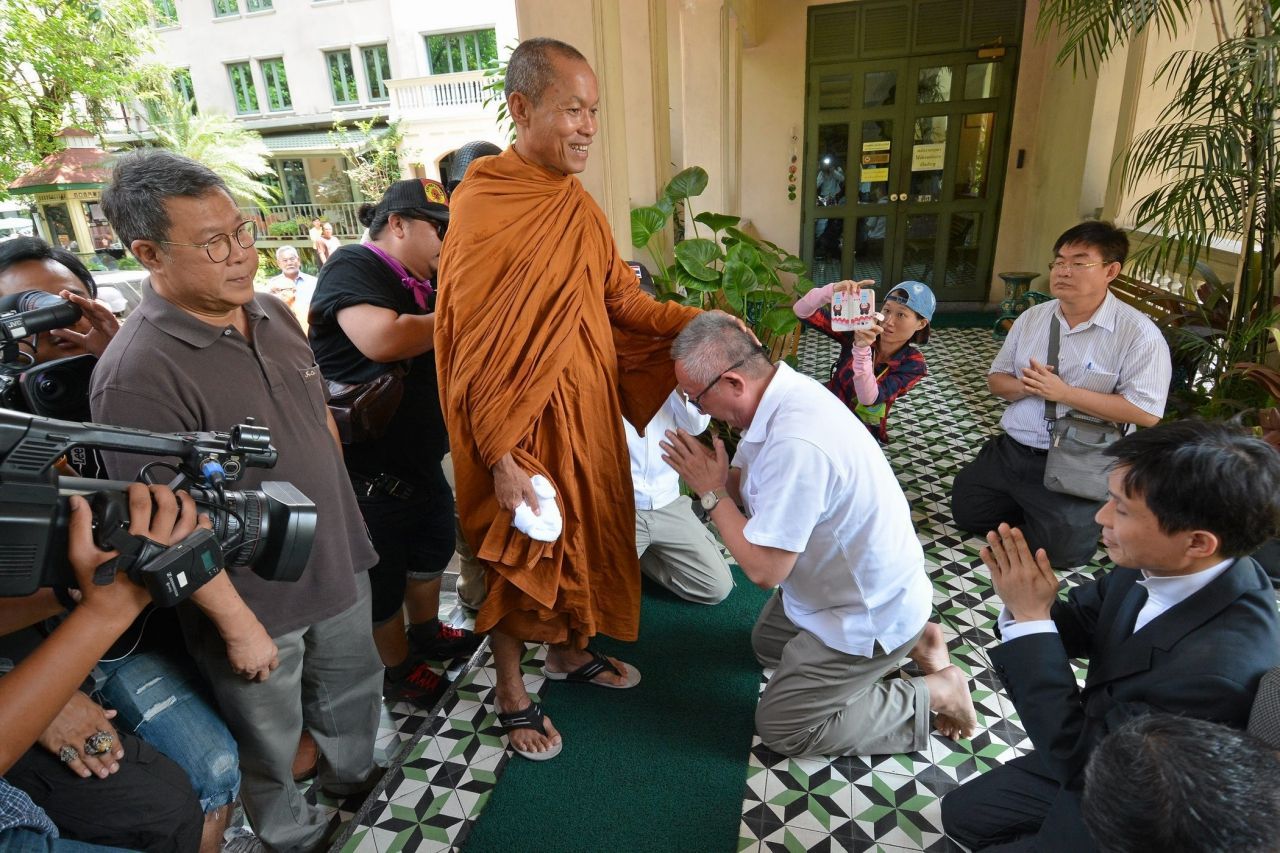 สนธิ ลิ้มทองกุล (เสื้อขาว)