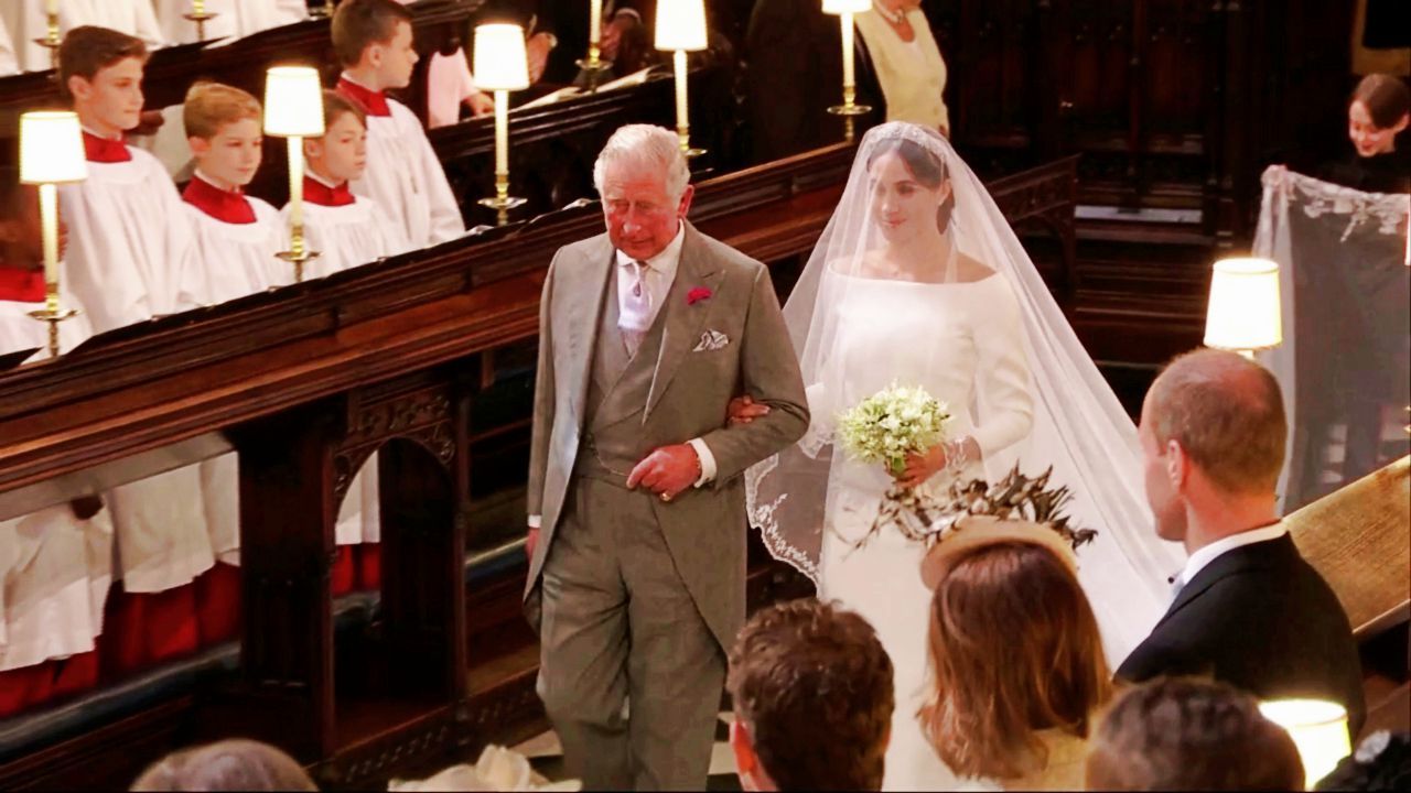 เจ้าฟ้าชายชาร์ลส์ เป็นผู้พาเธอเข้าโบสถ์