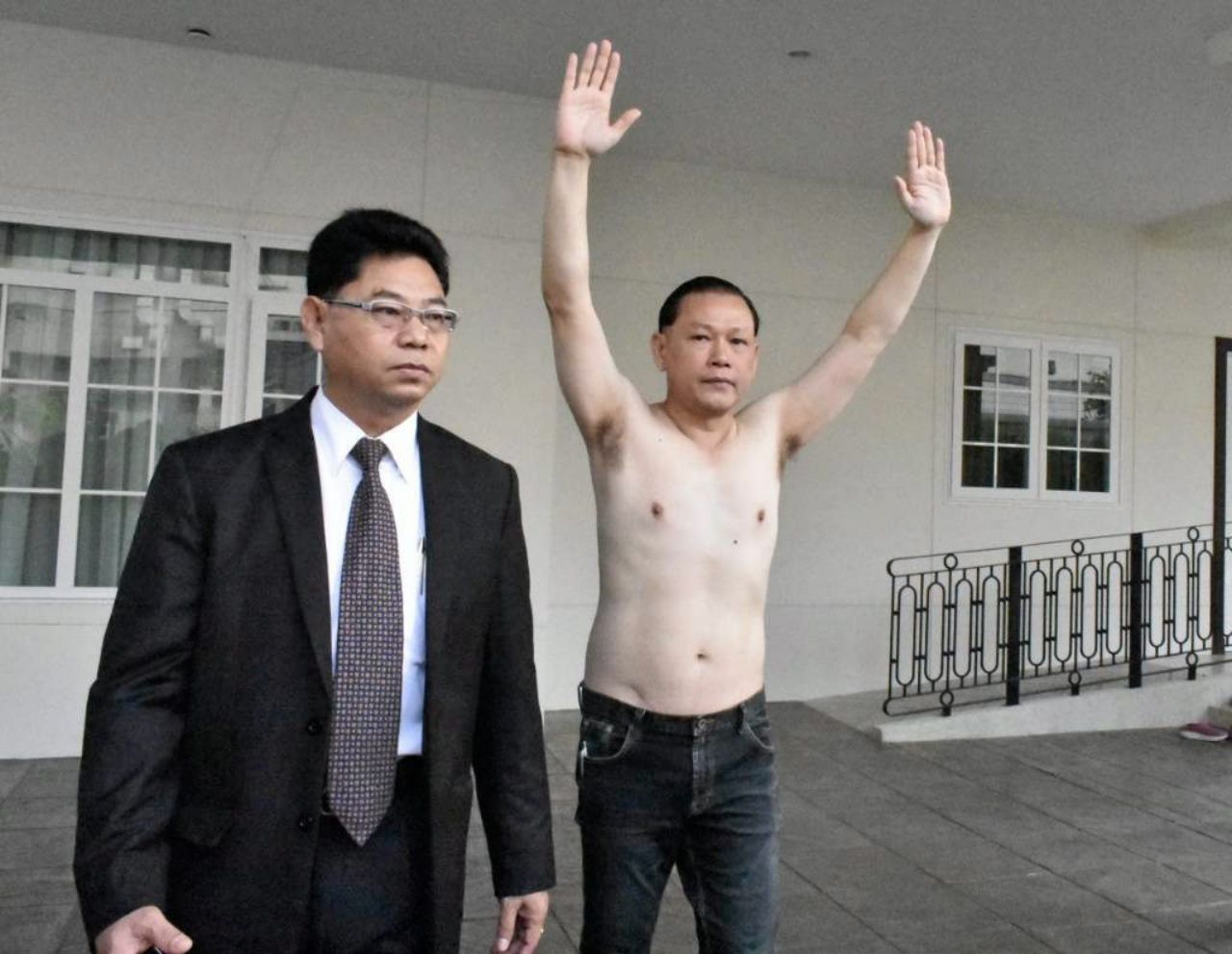 ยอมแพ้แล้ว...นาทีที่มอบตัว 