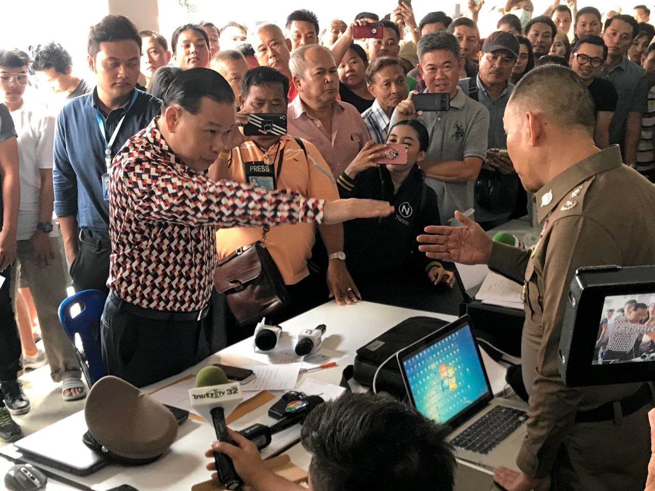 วิวาทะ ณ​ ตลาดใหม่ดอนเมือง จนกลายเป็นคนดังข้ามคืน 