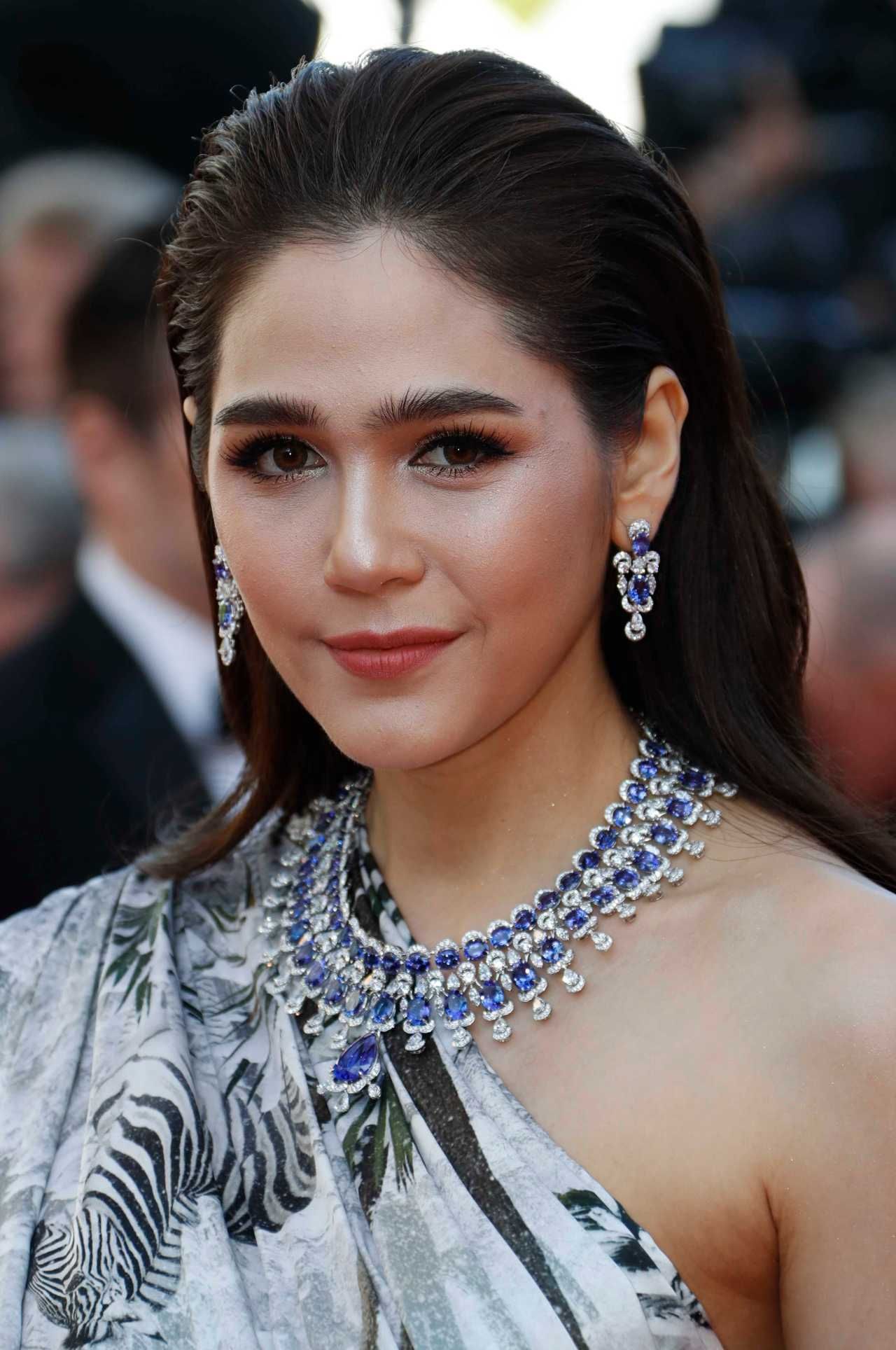 เอาภาพเก่ามาให้เห็นชัดๆ ว่าใส่ก่อนเด่นก่อนนะคะ ชมพู่ อารยา เอ ฮาร์เก็ต เคยเปิดตัวลุคที่สี่บนพรมแดงคานส์ ในรอบหนัง Girls of the Sun กับชุดเครื่องประดับสุดหรูหรา ประกอบด้วย แทนซาไนต์ Tanzanite 228 กะรัต และ เพชร 84 กะรัต จากโชพาร์ด Chopard แล้วจึงส่งต่อความงดงามให้กับ อาเดรียน่า ลิม่า 