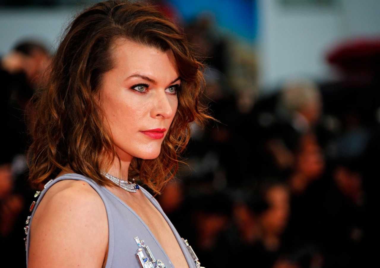 ลุคนี้ก็โอเคนะ แต่ยังไม่ว้าว! คุ้นหน้ากันดีแล้ว นางเอกหนังอย่างเยอะ มิลล่า โจโววิช จมูกพุ่งสุดฤทธิ์! 